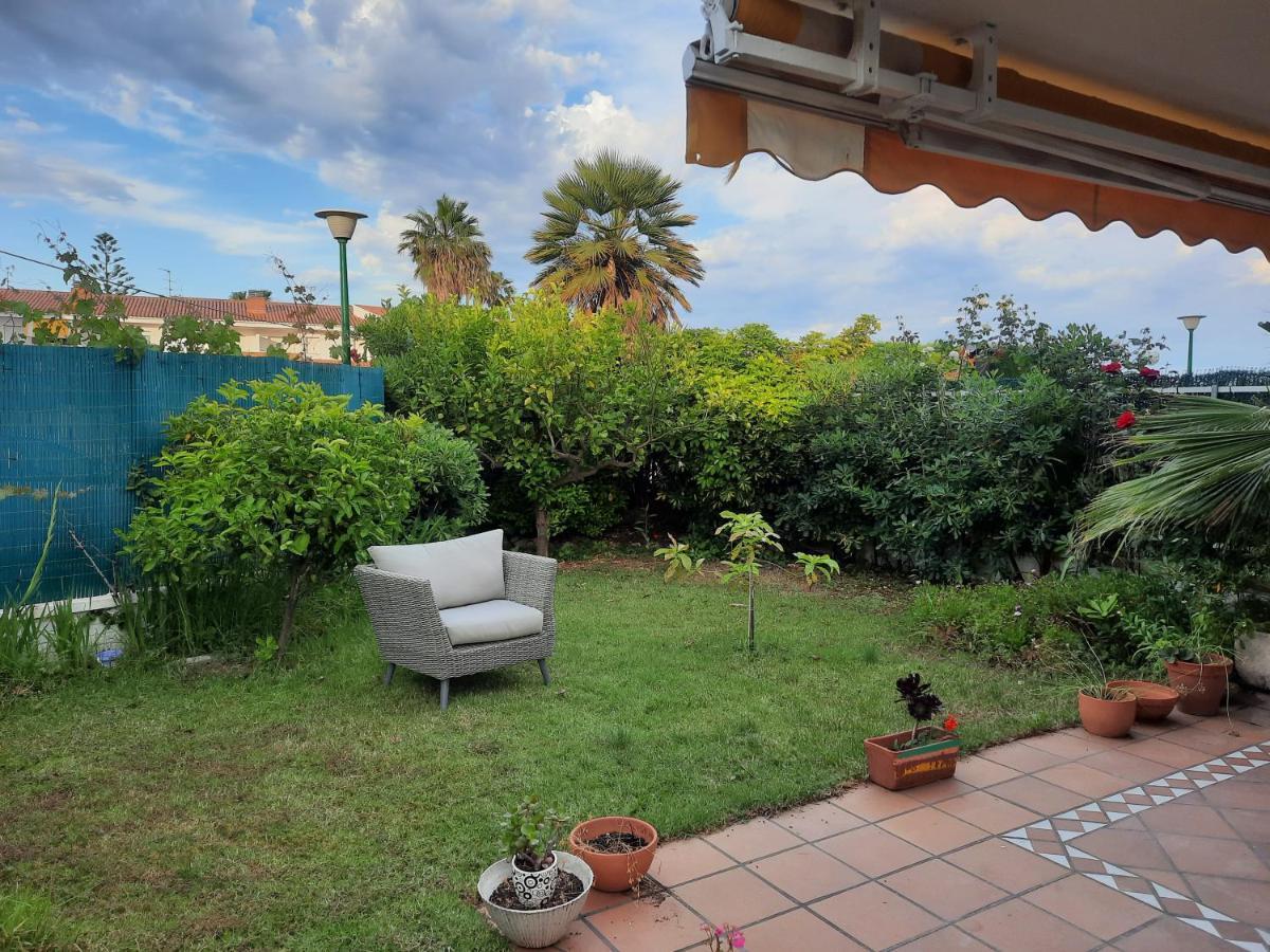 Cosy House With Garden Infront Of The Sea Apartman Creixell Kültér fotó